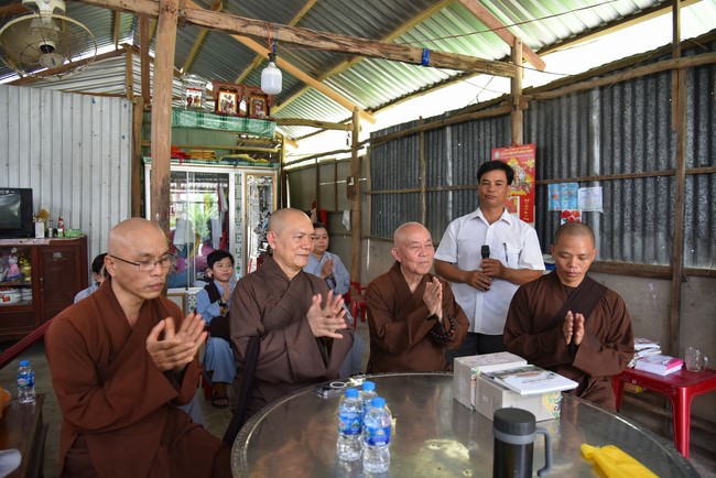 Donating money to build a charity house in Long My, Hau Giang of Charity Board