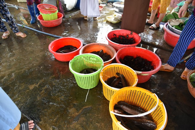 Donating money to build a charity house in Long My, Hau Giang of Charity Board