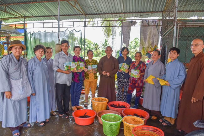 Donating money to build a charity house in Long My, Hau Giang of Charity Board