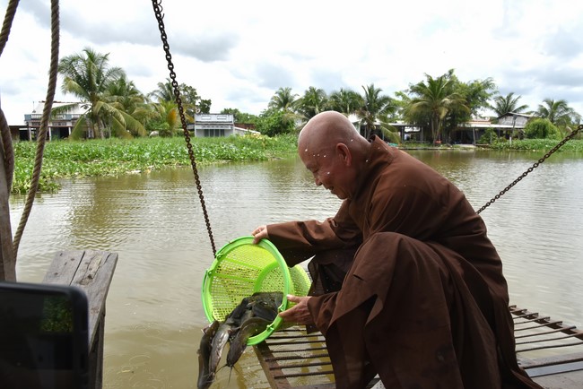 Donating money to build a charity house in Long My, Hau Giang of Charity Board