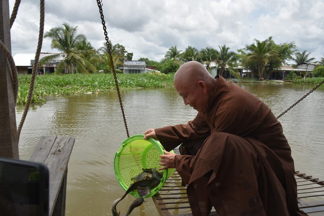 Donating money to build a charity house in Long My, Hau Giang of Charity Board