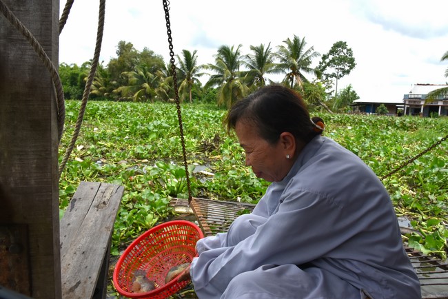 Donating money to build a charity house in Long My, Hau Giang of Charity Board