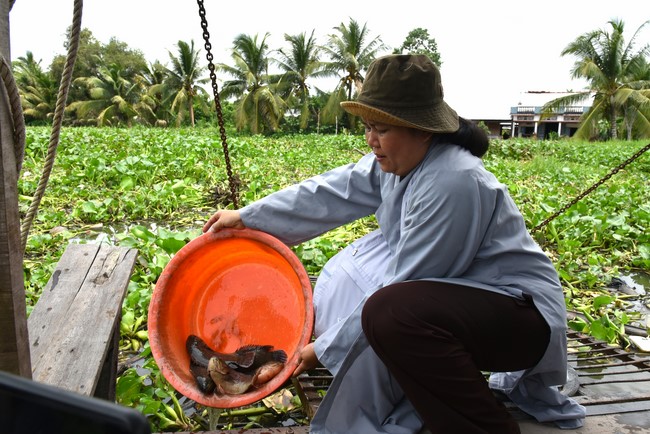 Donating money to build a charity house in Long My, Hau Giang of Charity Board