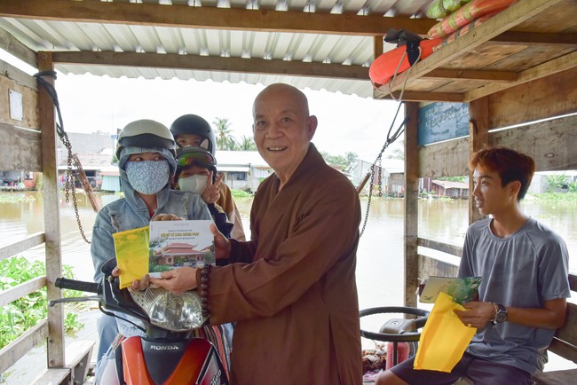 Donating money to build a charity house in Long My, Hau Giang of Charity Board