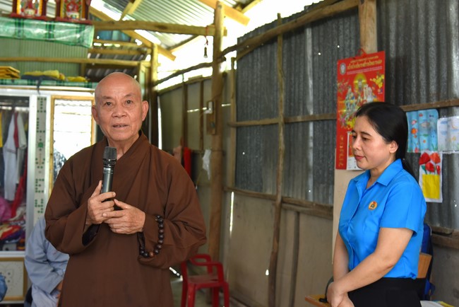 Donating money to build a charity house in Long My, Hau Giang of Charity Board