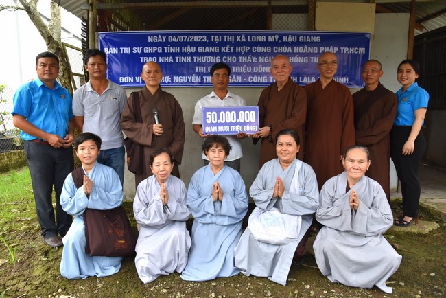 Donating money to build a charity house in Long My, Hau Giang of Charity Board