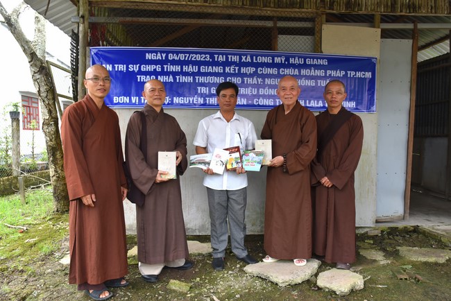 Donating money to build a charity house in Long My, Hau Giang of Charity Board