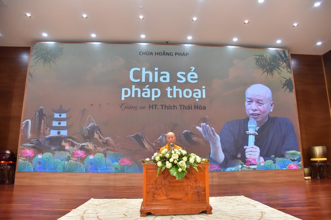 Most Thich Thai Hoa visiting and preaching Dharma talks at Hoang Phap's Rain-Retreat School