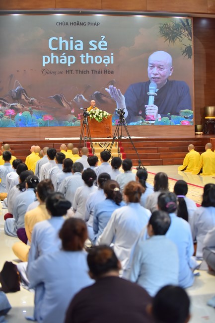 Most Thich Thai Hoa visiting and preaching Dharma talks at Hoang Phap's Rain-Retreat School