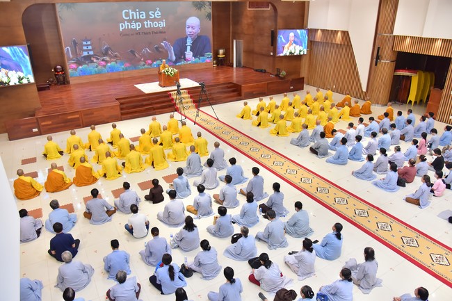 Most Thich Thai Hoa visiting and preaching Dharma talks at Hoang Phap's Rain-Retreat School
