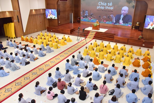Most Thich Thai Hoa visiting and preaching Dharma talks at Hoang Phap's Rain-Retreat School