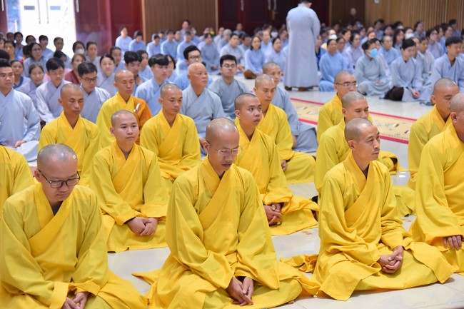 Most Thich Thai Hoa visiting and preaching Dharma talks at Hoang Phap's Rain-Retreat School