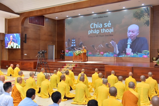 Most Thich Thai Hoa visiting and preaching Dharma talks at Hoang Phap's Rain-Retreat School