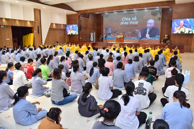 Most Thich Thai Hoa visiting and preaching Dharma talks at Hoang Phap's Rain-Retreat School