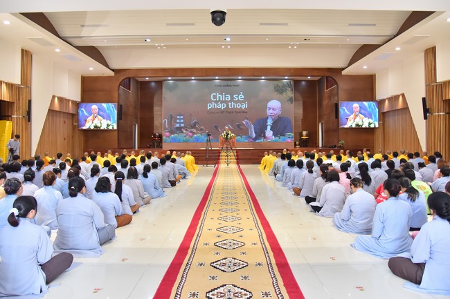 Most Thich Thai Hoa visiting and preaching Dharma talks at Hoang Phap's Rain-Retreat School