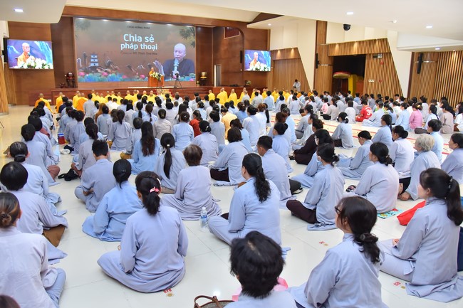Most Thich Thai Hoa visiting and preaching Dharma talks at Hoang Phap's Rain-Retreat School
