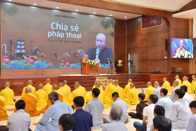 Most Thich Thai Hoa visiting and preaching Dharma talks at Hoang Phap's Rain-Retreat School