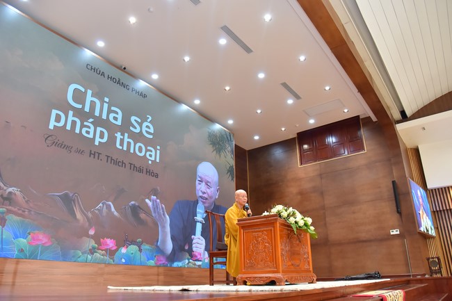Most Thich Thai Hoa visiting and preaching Dharma talks at Hoang Phap's Rain-Retreat School