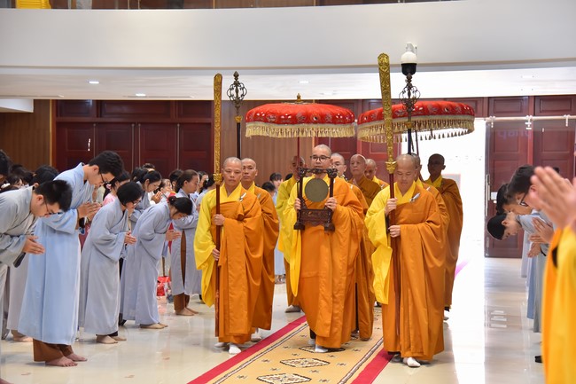 Most Thich Thai Hoa visiting and preaching Dharma talks at Hoang Phap's Rain-Retreat School
