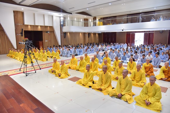 Most Thich Thai Hoa visiting and preaching Dharma talks at Hoang Phap's Rain-Retreat School