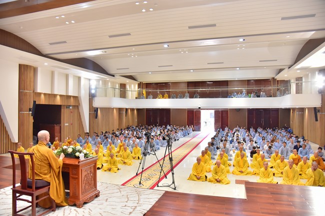 Most Thich Thai Hoa visiting and preaching Dharma talks at Hoang Phap's Rain-Retreat School