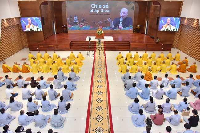 Most Thich Thai Hoa visiting and preaching Dharma talks at Hoang Phap's Rain-Retreat School
