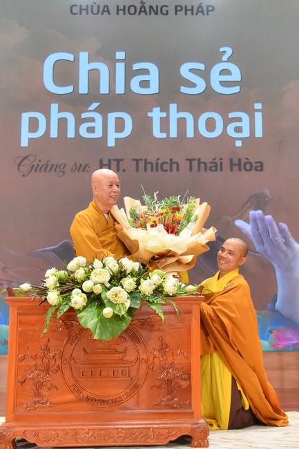 Most Thich Thai Hoa visiting and preaching Dharma talks at Hoang Phap's Rain-Retreat School