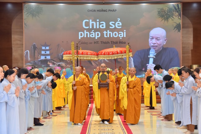 Most Thich Thai Hoa visiting and preaching Dharma talks at Hoang Phap's Rain-Retreat School