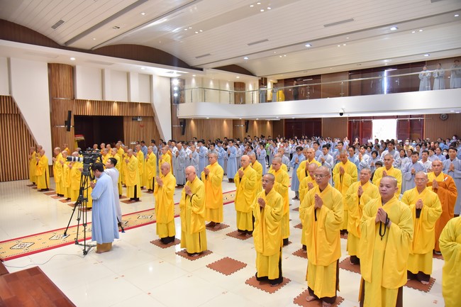 Most Thich Thai Hoa visiting and preaching Dharma talks at Hoang Phap's Rain-Retreat School