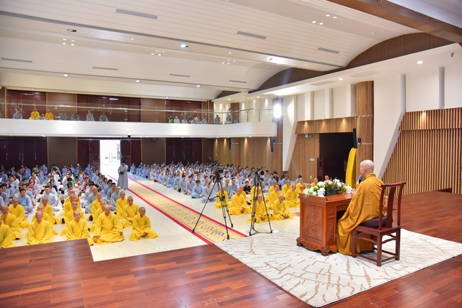 Most Thich Thai Hoa visiting and preaching Dharma talks at Hoang Phap's Rain-Retreat School