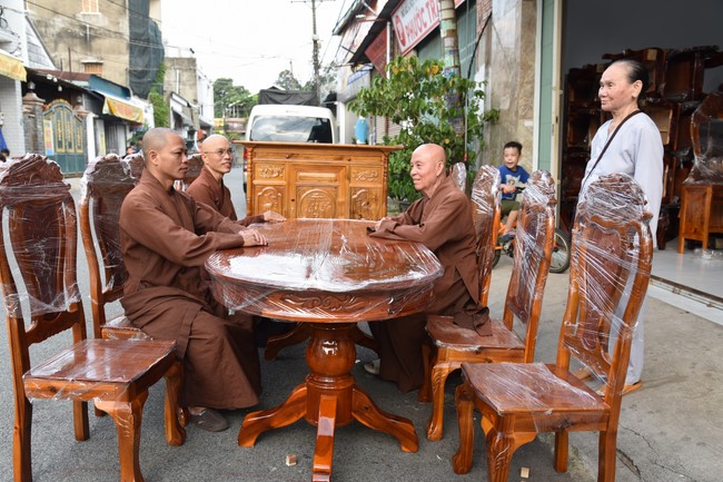 Handing-over ceremony a charity house, and offering to rain-retreat Schools in Hau Giang of the Charity Board