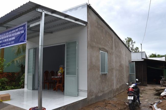 Handing-over ceremony a charity house, and offering to rain-retreat Schools in Hau Giang of the Charity Board