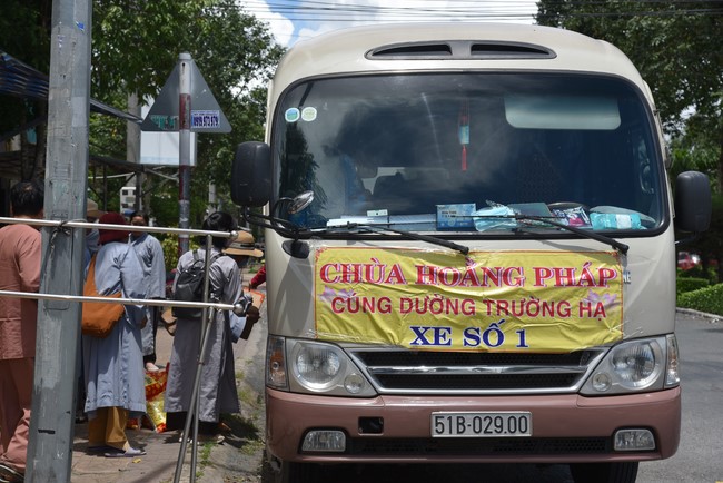 Handing-over ceremony a charity house, and offering to rain-retreat Schools in Hau Giang of the Charity Board