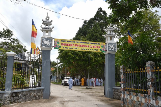 Handing-over ceremony a charity house, and offering to rain-retreat Schools in Hau Giang of the Charity Board