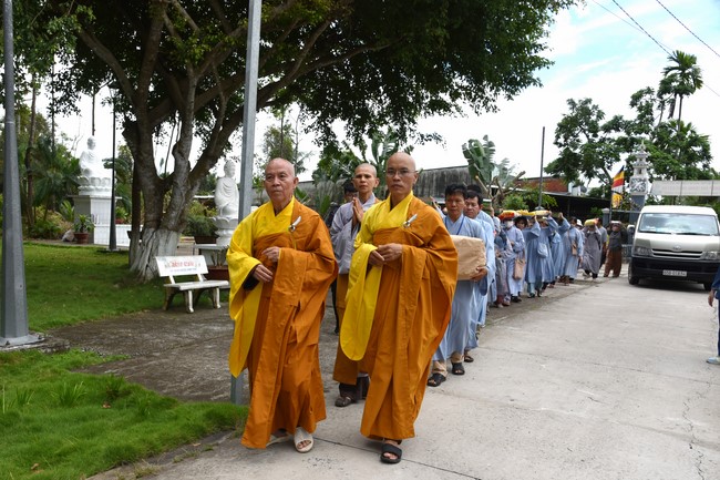 Handing-over ceremony a charity house, and offering to rain-retreat Schools in Hau Giang of the Charity Board