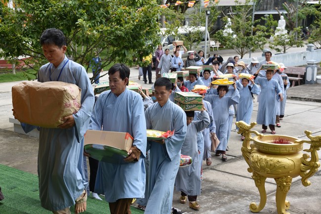 Handing-over ceremony a charity house, and offering to rain-retreat Schools in Hau Giang of the Charity Board