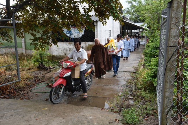 Handing-over ceremony a charity house, and offering to rain-retreat Schools in Hau Giang of the Charity Board