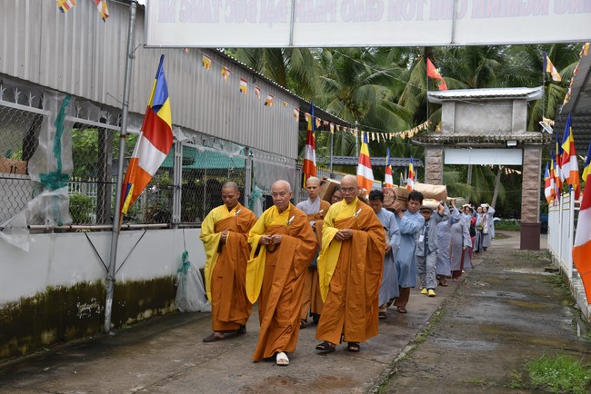Handing-over ceremony a charity house, and offering to rain-retreat Schools in Hau Giang of the Charity Board