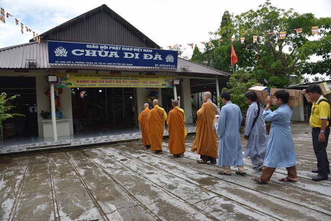 Handing-over ceremony a charity house, and offering to rain-retreat Schools in Hau Giang of the Charity Board