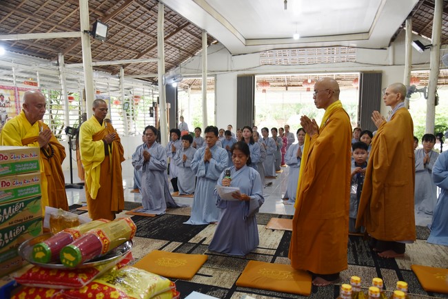 Handing-over ceremony a charity house, and offering to rain-retreat Schools in Hau Giang of the Charity Board