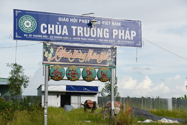 Handing-over ceremony a charity house, and offering to rain-retreat Schools in Hau Giang of the Charity Board
