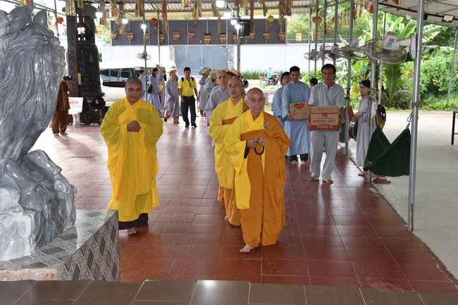 Handing-over ceremony a charity house, and offering to rain-retreat Schools in Hau Giang of the Charity Board