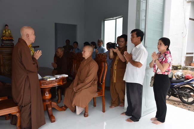Handing-over ceremony a charity house, and offering to rain-retreat Schools in Hau Giang of the Charity Board