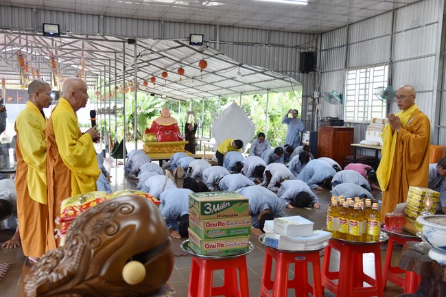 Handing-over ceremony a charity house, and offering to rain-retreat Schools in Hau Giang of the Charity Board