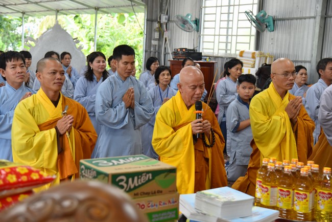 Handing-over ceremony a charity house, and offering to rain-retreat Schools in Hau Giang of the Charity Board