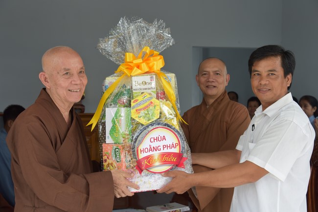 Handing-over ceremony a charity house, and offering to rain-retreat Schools in Hau Giang of the Charity Board