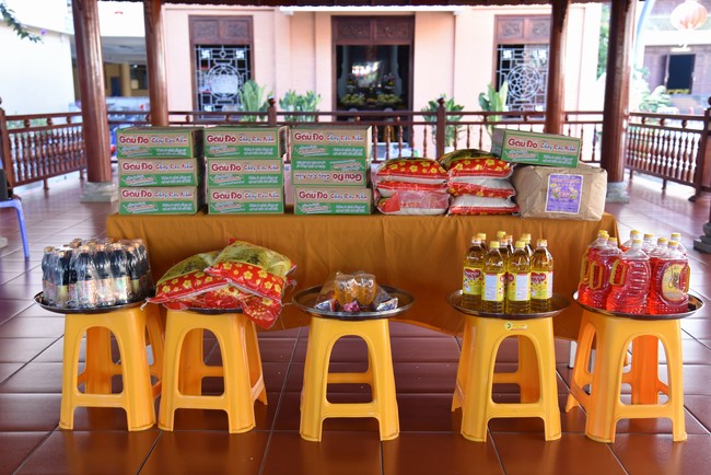 Offering to Giac Nguyen Pagoda's rain-retreat School of the Charity Board