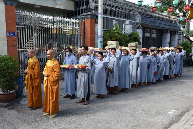 Offering to Giac Nguyen Pagoda's rain-retreat School of the Charity Board