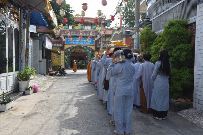 Offering to Giac Nguyen Pagoda's rain-retreat School of the Charity Board