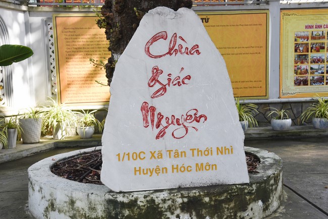 Offering to Giac Nguyen Pagoda's rain-retreat School of the Charity Board